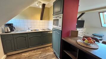 Kühlschrank, Mikrowelle, Herdplatte, Wasserkocher mit Kaffee-/Teezubehör