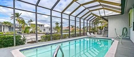 Een verwarmd zwembad