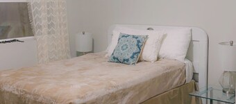 70's Boho Hideaway - Park/Ride - 10 Marinas within 15 Miles!