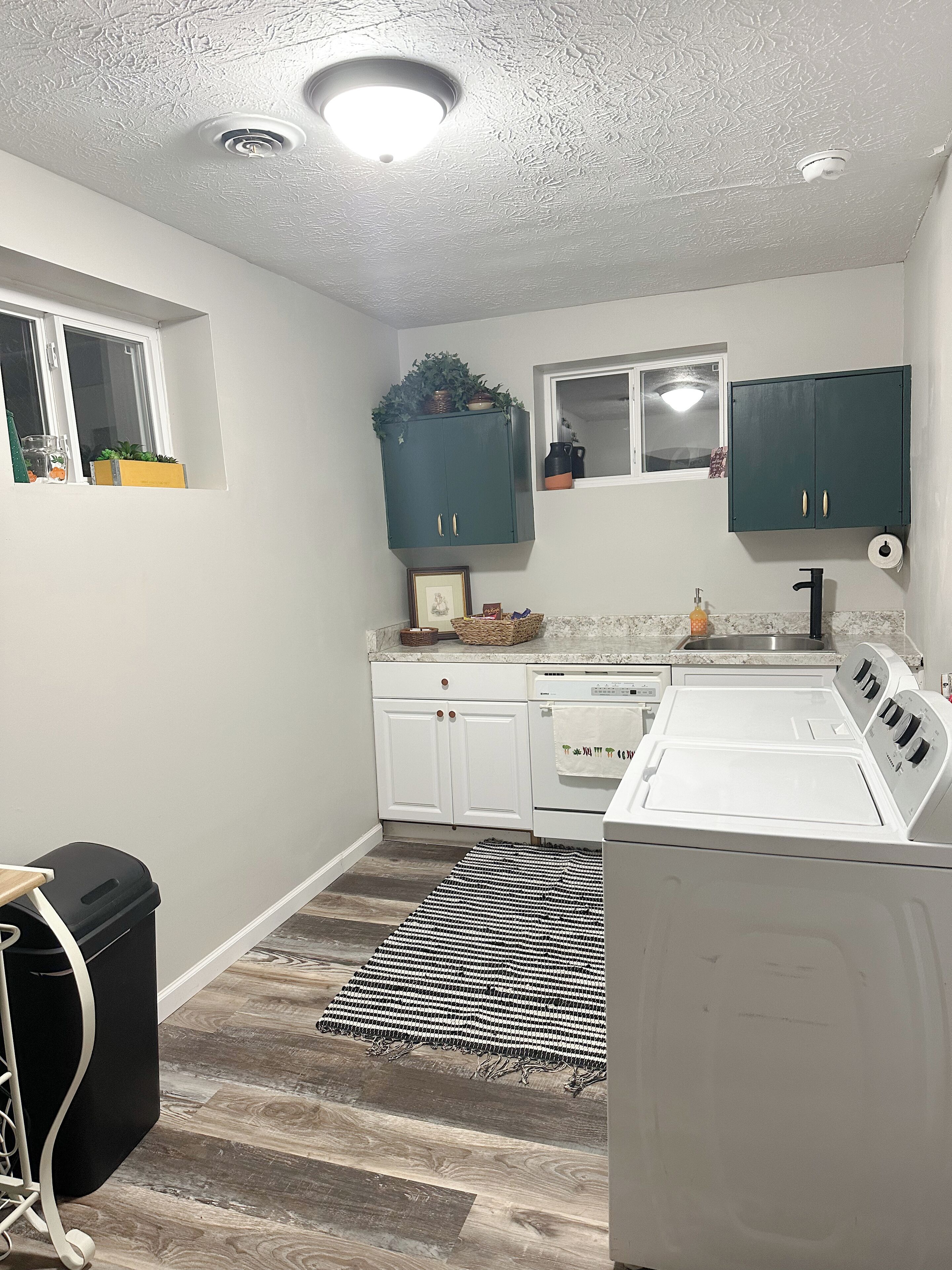 Kjøleskap, mikrobølgeovn, oppvaskmaskin og kjøkkenutstyr