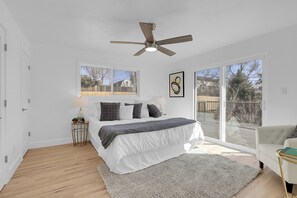 4 bedrooms, iron/ironing board, WiFi, bed sheets