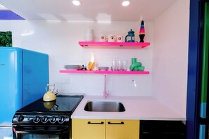 Fridge, oven, stovetop, dishwasher - One-of-a-Kind Renovated Train Caboose - Hot Tub - Games (Denver)