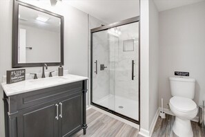 Shower, hair dryer, towels, soap - Beautiful Historic Henry Jacoby Residence
 (Hamilton)