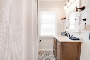 Shower, hair dryer, towels, soap - Beautiful Historic Henry Jacoby Residence
 (Hamilton)
