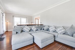 Smart TV, fireplace - Beautiful Historic Henry Jacoby Residence
 (Hamilton)