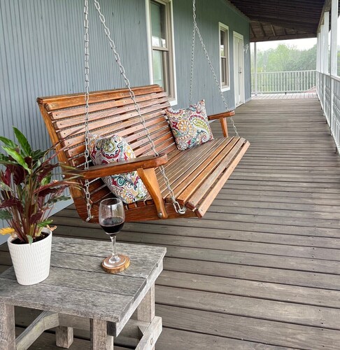 Nanny's Place- Cozy Porchview Getaway B&B by Shawnee Hills Wine Trail and Parks