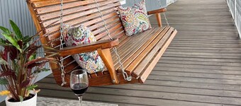 Nanny's Place- Cozy Porchview Getaway B&B by Shawnee Hills Wine Trail and Parks