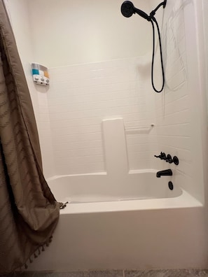Secador de cabelo, toalhas de banho, sabonete, shampoo