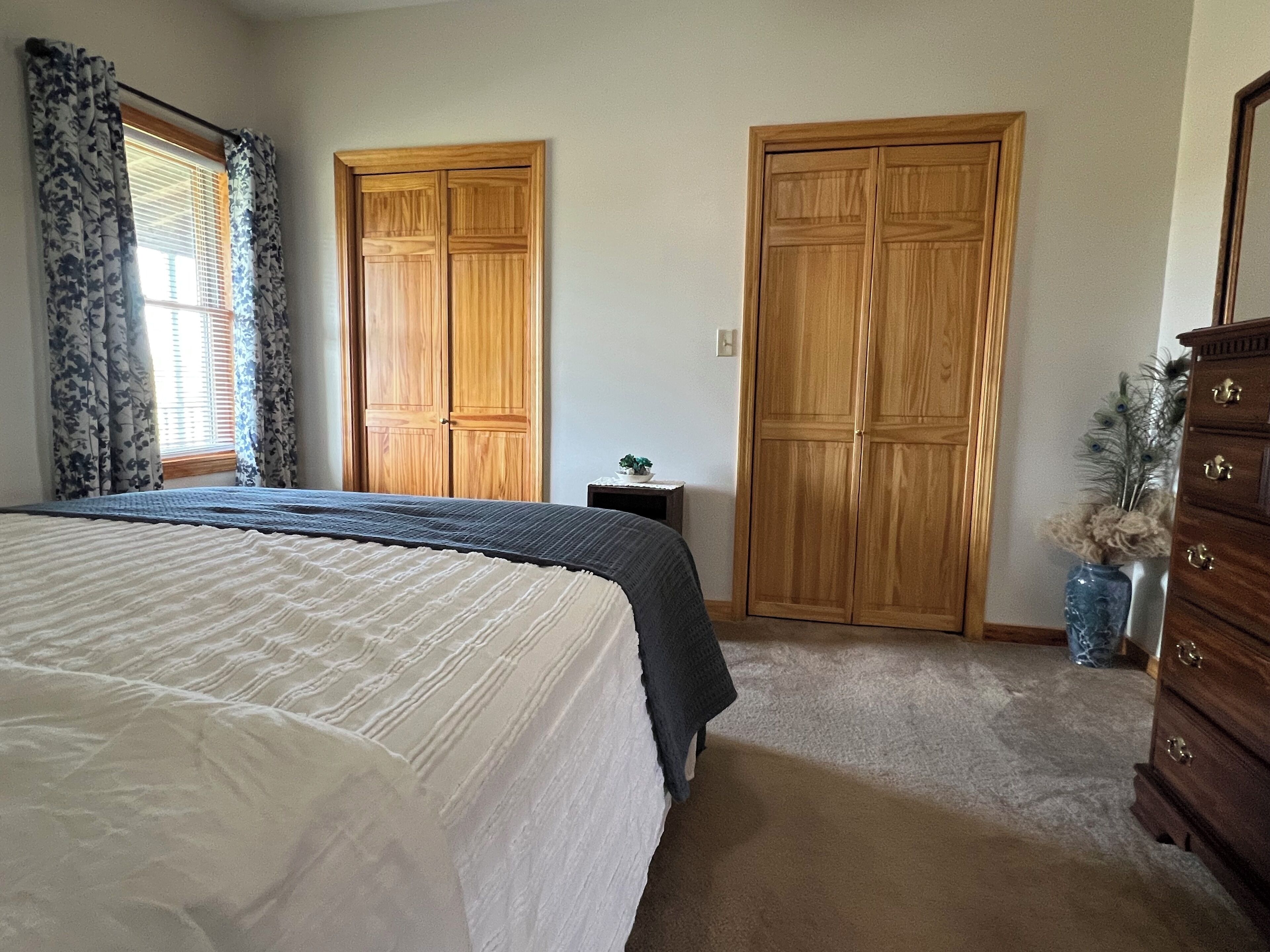 2 habitaciones, escritorio, tabla de planchar con plancha y wifi gratis 