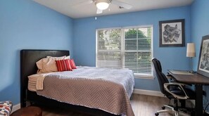 3 室のベッドルーム、デスク、アイロン / アイロン台、WiFi