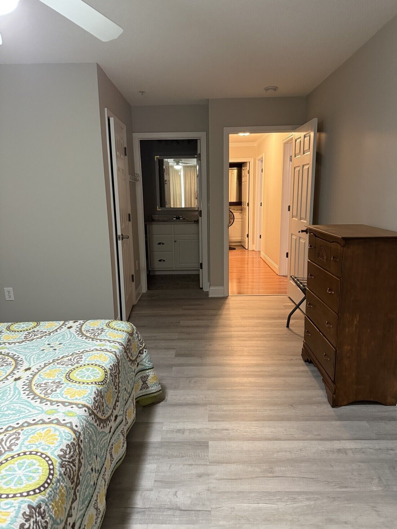 3 habitaciones, escritorio, tabla de planchar con plancha y wifi 