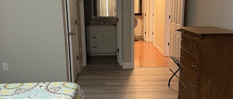 3 habitaciones, escritorio, tabla de planchar con plancha y wifi