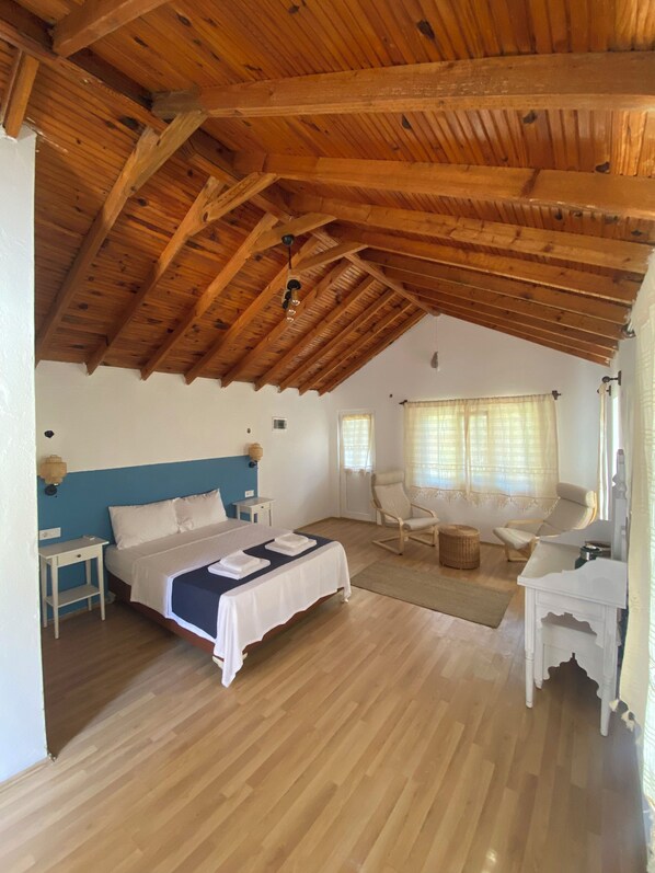 Superior-Doppelzimmer, Flussblick | Minibar, individuell dekoriert, kostenloses WLAN, Bettwäsche