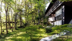 A traditional Japanese-style building with a wooden deck and a stone pathway leading to the entrance. - YuYu Hakone - Private Open Air Onsen Usage Guaranteed (Hakone)
