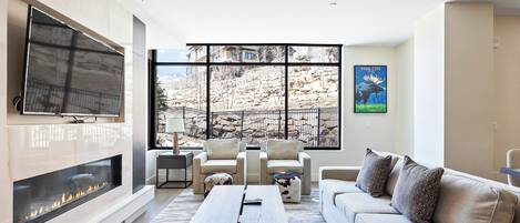 TV connectée, cheminée, baby-foot