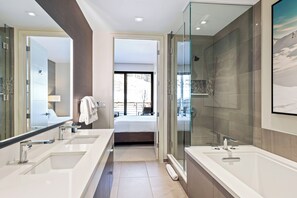 Douche, séchoir à cheveux, serviettes fournies