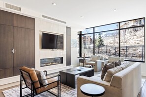 Smart TV, chimenea, futbolito