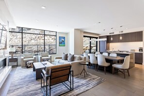 Smart TV, chimenea, futbolito