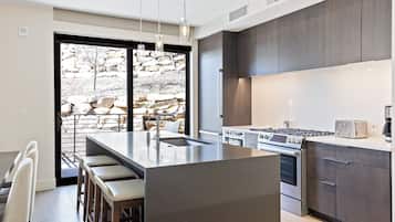 Geladeira, micro-ondas, fogão, cooktop