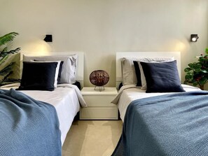 3 bedrooms, desk, iron/ironing board, travel cot - FL7 3 BR Bugibba Seafront LUX Apartments (Saint Paul's Bay)