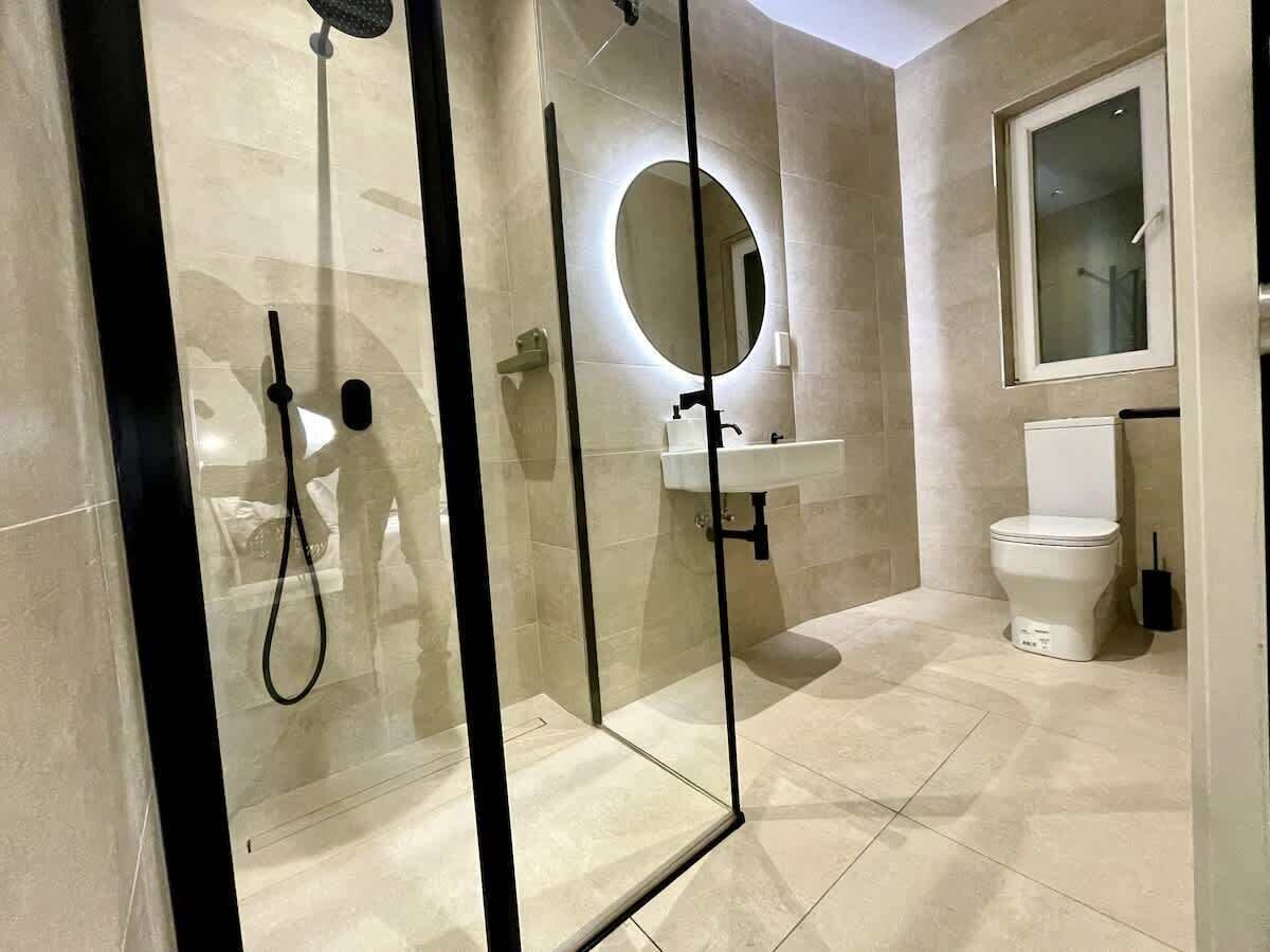 Douche, sèche-cheveux, serviettes fournies, shampoing