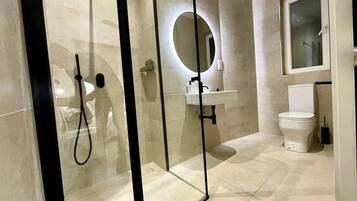 Dusche, Haartrockner, Handtücher, Shampoo