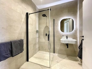 Shower, hair dryer, towels, shampoo - FL7 3 BR Bugibba Seafront LUX Apartments (Saint Paul's Bay)