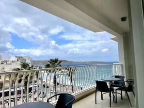 Outdoor dining - FL7 3 BR Bugibba Seafront LUX Apartments (Saint Paul's Bay)