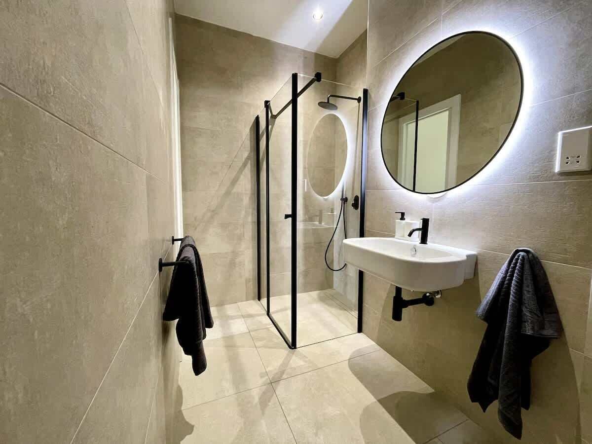 Doccia, asciugacapelli, asciugamani, shampoo