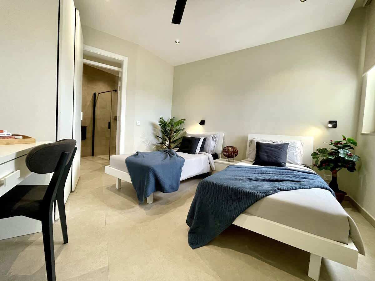 3 habitaciones, tabla de planchar con plancha, wifi y ropa de cama 