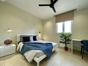 2 間睡房、書桌、熨斗/熨衫板、可攜式嬰兒床