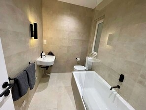 Een douche, een haardroger, handdoeken, shampoo