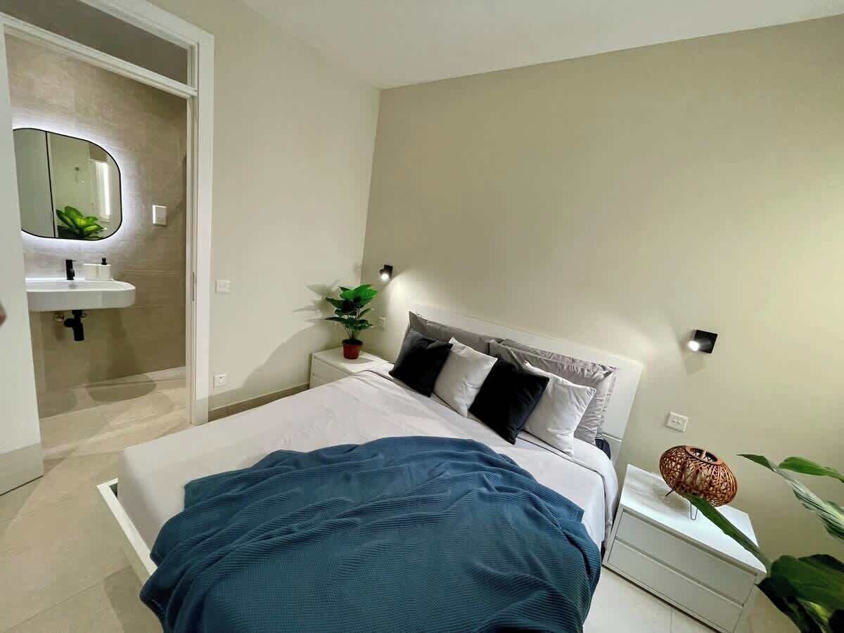 2 slaapkamers, een bureau, een strijkplank/strijkijzer, reisbedje