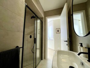 Een douche, een haardroger, handdoeken, shampoo