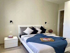 2 slaapkamers, een bureau, een strijkplank/strijkijzer, reisbedje