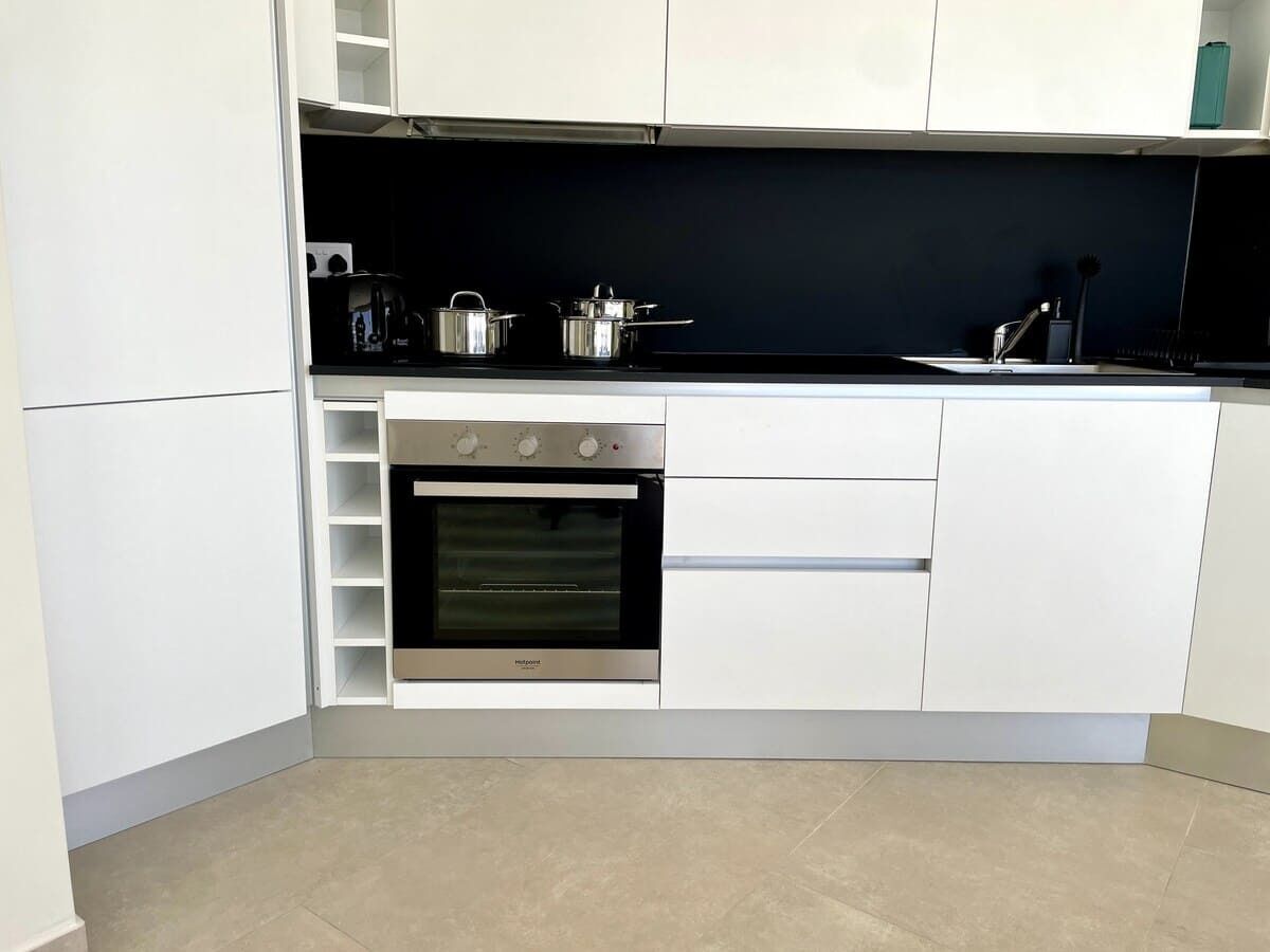Een koelkast, een magnetron, een oven, een kookplaat