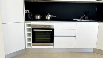 Een koelkast, een magnetron, een oven, een kookplaat