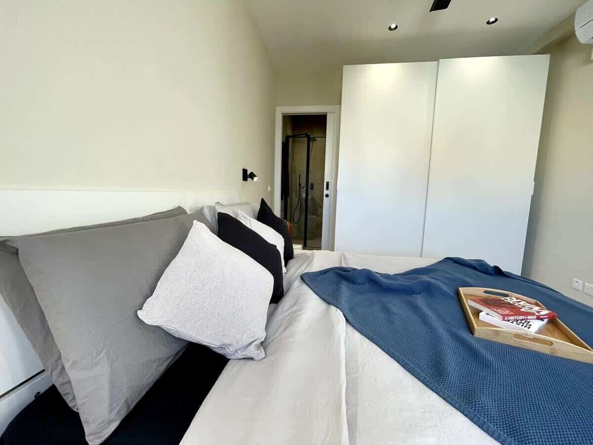 2 bedrooms, desk, iron/ironing board, travel cot