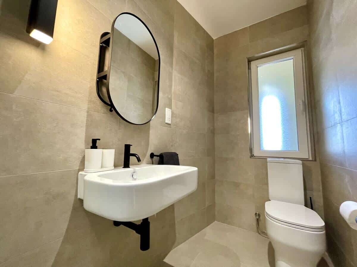 Shower, hair dryer, towels, shampoo