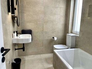 Dusche, Haartrockner, Handtücher, Shampoo
