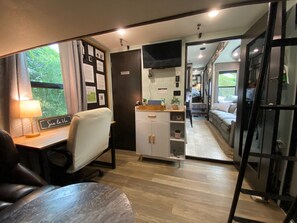 2 chambres, bureau, fer et planche à repasser, draps fournis