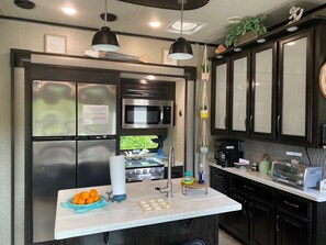 Réfrigérateur, micro-ondes, four, plaque de cuisson