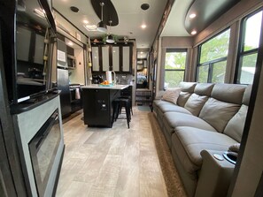 TV connectée, cheminée, chaîne hi-fi