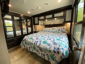 2 bedrooms, desk, iron/ironing board, bed sheets