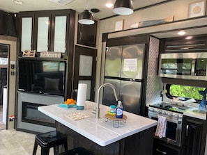 Refrigerador, microondas, horno, placa de cocina