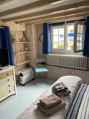 1 bedroom, iron/ironing board, free WiFi, bed sheets - 100m from the beach! (Hermanville-sur-Mer)