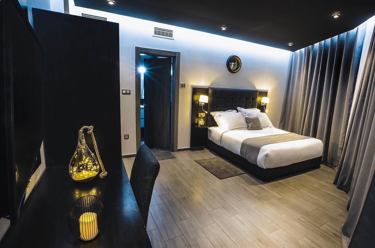 Kamar Deluks | Seprai premium, ruang kerja ramah laptop, dan tirai kedap cahaya