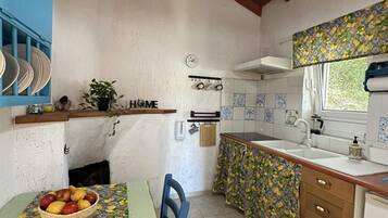 Fridge, oven, stovetop, coffee/tea maker
