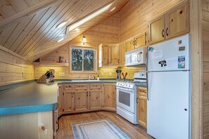 Fridge, microwave, oven, stovetop -  20 Minutes to West Yellowstone. A 2 block walk to the Henry Fork. (Island Park)