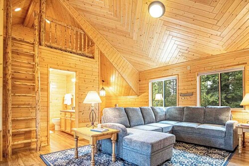  20 Minutes to West Yellowstone. A 2 block walk to the Henry Fork.